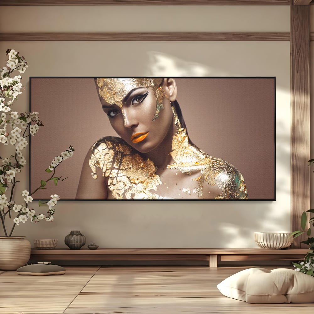 Tablou canvas cu tablou canvas cu femeie si foita de aur, in rama de aluminiu negru